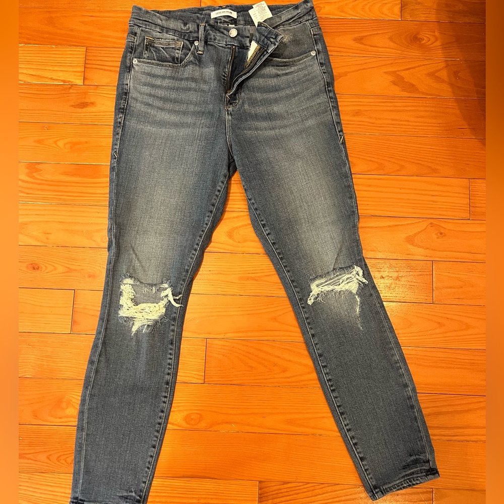 Good American ankle length distressed skinny jeans